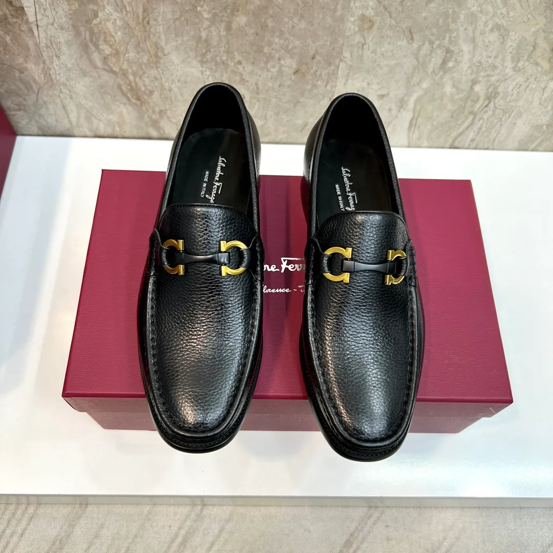 Original quality P580 Brand: Ferragamo Standard size: Men's size 38/44 (45 can be customized) Grade: Same style as the official website High-quality men's shoes Material: Customized first-layer calfskin with water-dyed cowhide lining Cowhide tiptoe Original non-slip and wear-resistant rubber outsole Style category: Men's formal business leather shoes Young and fashionable European and American trends British style Casual matching Comfortable feet Color: Actual picture